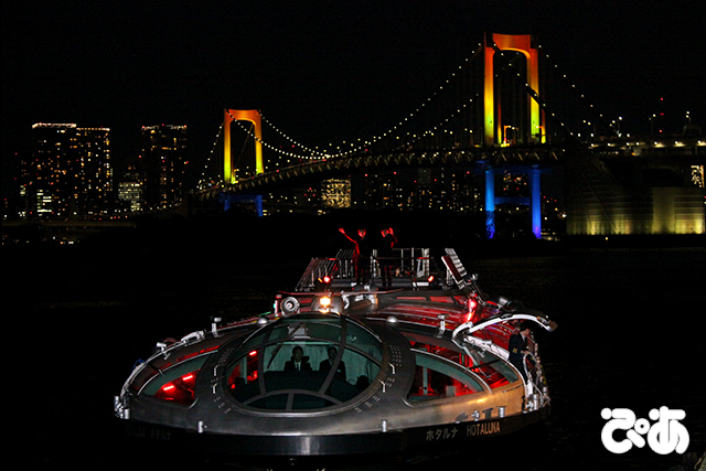 「ホタルナ」に乗ってお台場にサプライズ登場した東方神起　左からチャンミン、ユンホ