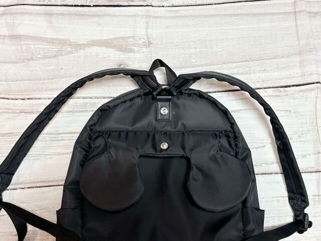 なんとミッキーのお耳はスナップボタンで背中側に倒すことができちゃうんです…！