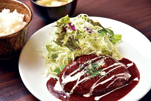 すずや 北新宿店  ハンバーグステーキ デミグラスソース（ライス・味噌汁付） 920円 たっぷりのデミグラスソースはライスとも相性抜群。