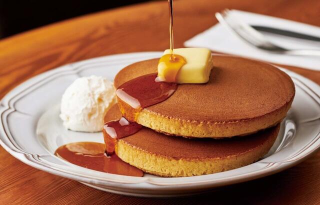 商品引換券で味わえる「トラディショナル・ホットケーキ ホイップクリーム付き  （2枚）」【珈琲館 ピングー 2025サマーバッグ】
