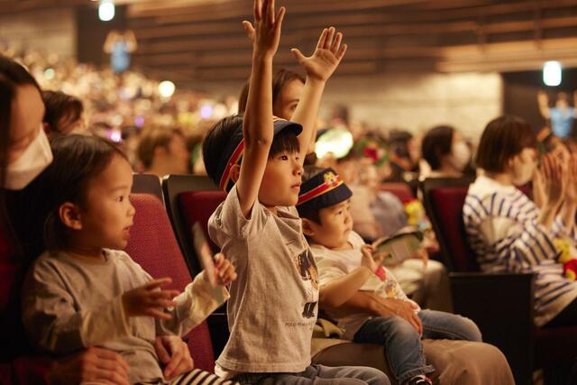 一緒に踊っているのかな。