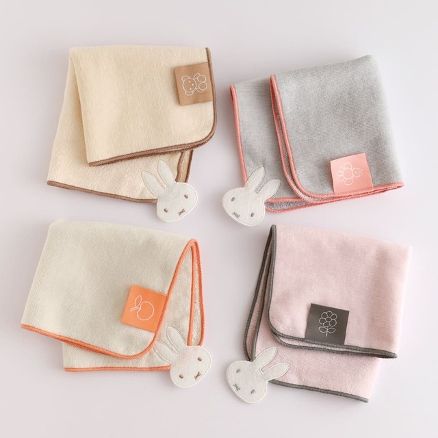 【ミッフィー新商品／ヴィレッジヴァンガードオンライン限定】「タオルハンカチ」各￥792／サイズ：約W250×H250mm（ワッペン部分含まず）