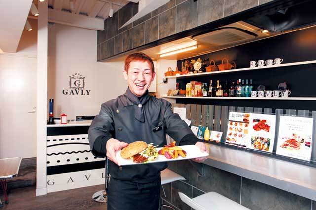 KOBE GAVLY（兵庫・摂津本山） 肉の旨さに自信を持つ岩本さん。夜は飲み食いのできるバーに。