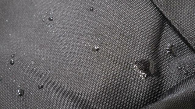 【ワークマン イージス防水メッセンジャーバッグ】リュックの表面でしっかり水を弾いてくれます