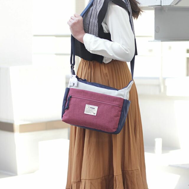 【mozのバッグ売上ランキング 7位】「コンパクトながら小分け上手な収納力！軽量ショルダーバッグ」8,250円（税込）