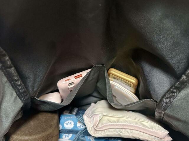 メイン収納のオープンポケットにはミラーやイヤホンなどの細々したものを収納