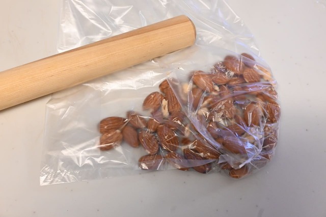 【もずくの食べるラー油】アーモンドをたたいて砕く