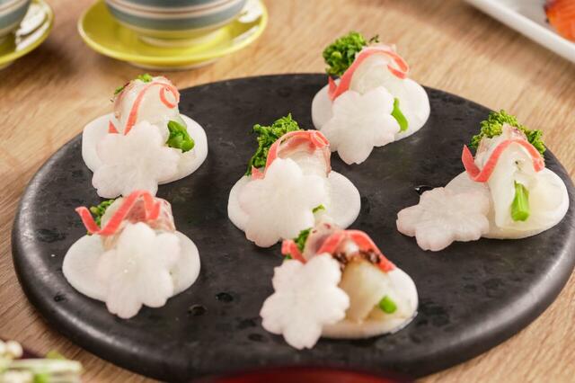 「鯛と菜の花 実山椒オイル掛け」＜期間：2026年3月7日〜5月28日＞【サーロインステーキが主役！春の和食や苺のスイーツも120分間食べ放題！松江エクセルホテル東急で“豪華ディナーブッフェ”開催】