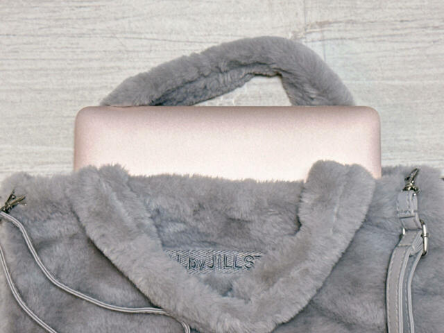 13インチのノートPCがすっぽり収まる大きさ♪