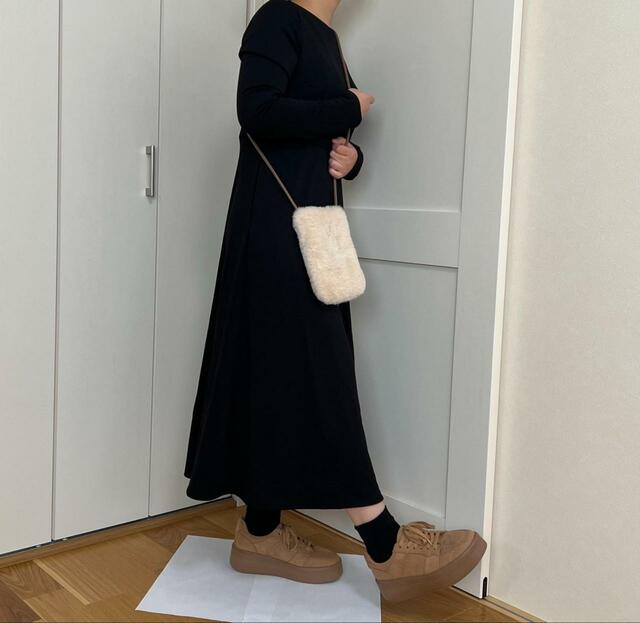 【ユニクロ ポンチフレアワンピース】スニーカーやカジュアルなバッグを合わせてもかわいい