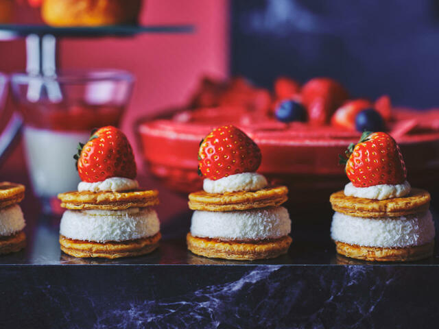 クッキーを使用したDIYスイーツ例【コンラッド大阪「The Elegant Red(ジ・エレガント レッド)」ストロベリースイーツビュッフェ】