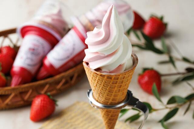 「Uchi Café×ICHIBIKO　いちごミルクワッフルコーン」　税込300円【ICHIBIKO×ローソン】