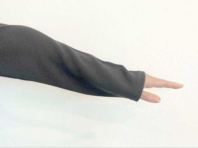 【coca エンボス長袖Aラインワンピース】袖丈は手の甲が隠れるくらいです