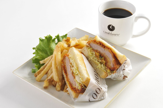 「揚げたてフィレカツサンド」<税抜1,100円(税込1,210円※イートイン)>【クックハウスあべのキューズモール店リニューアルオープン】