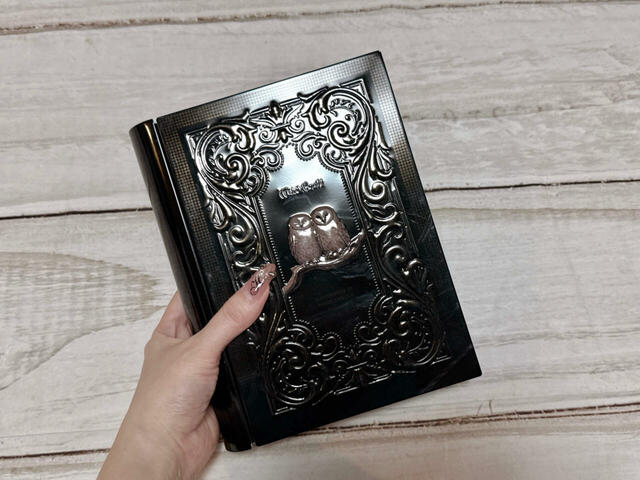 【カルディ 魔法辞書クッキー缶】サイズは（約）高さ20.5×幅15.5×奥行き4cmです