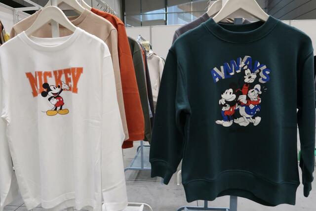 左:Disney長袖クルーネックTシャツKids　右:Disney裏毛スウェットKids