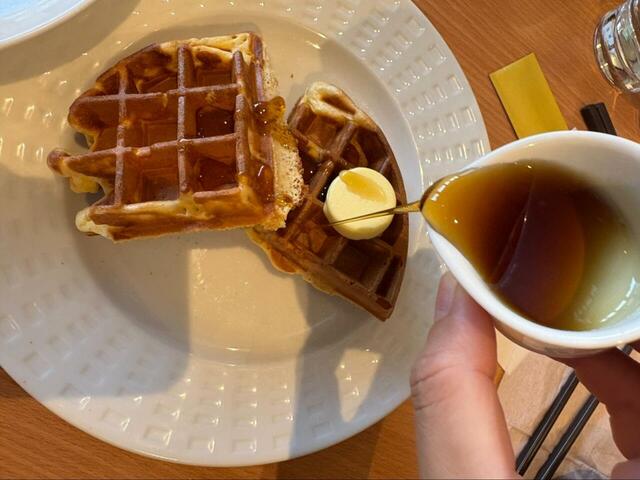 【ココス　シーザーサラダモーニング】メイプルソースをとろ〜りかける瞬間がテンション上がる！