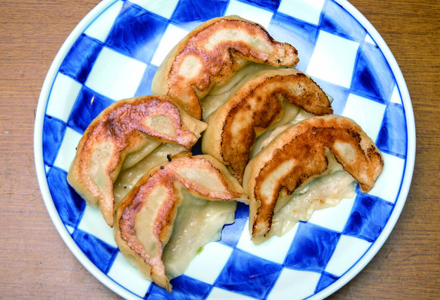 「テイクアウト餃子」の名店／餃子篭蔵（吉祥寺）　餃子（5個） 500円