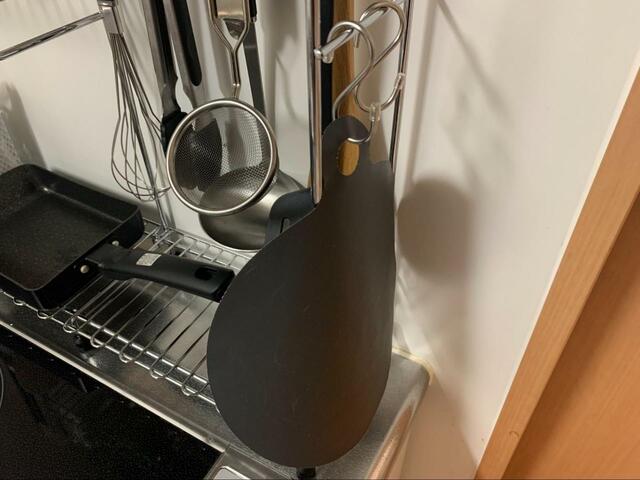 【ニトリ　コンロ横ラック】横にフックをつけると収納力がUPします。