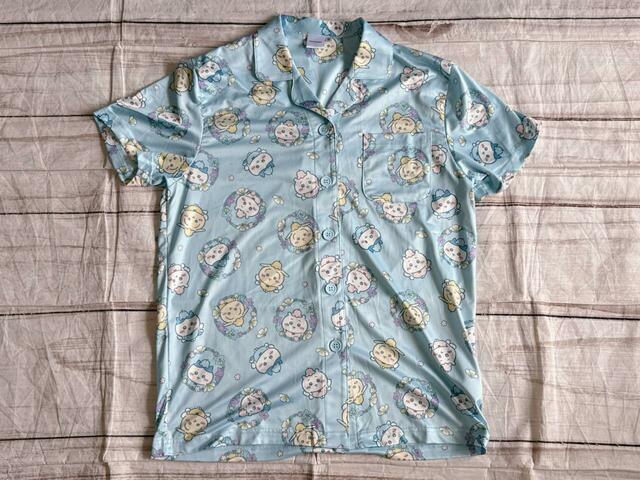 トップスはシャツ型