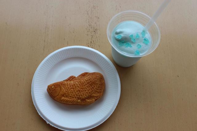 「ごんべ焼き」（300円）はシーラカンスがモチーフ。「アクアマリンシェイク」は400円
