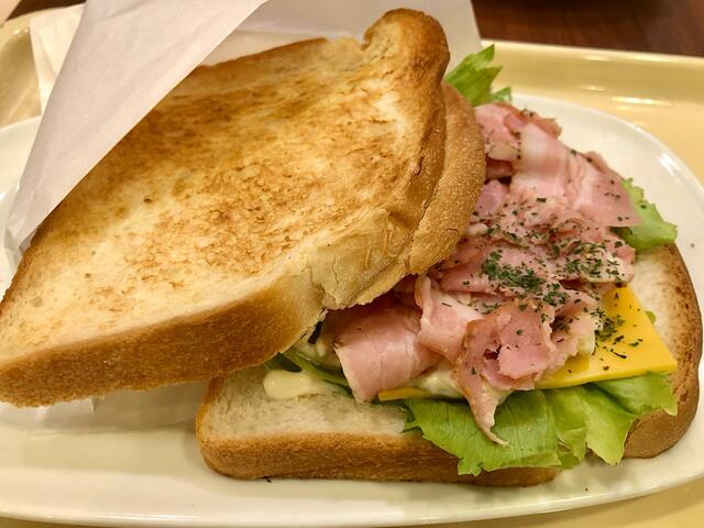 【ドトールコーヒーショップ　モーニング・セットB】パストラミポークとチェダーチーズがたっぷり挟まっていて美味しそうですね