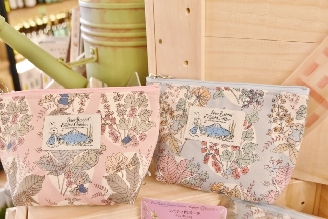 リバティプリントのポーチ