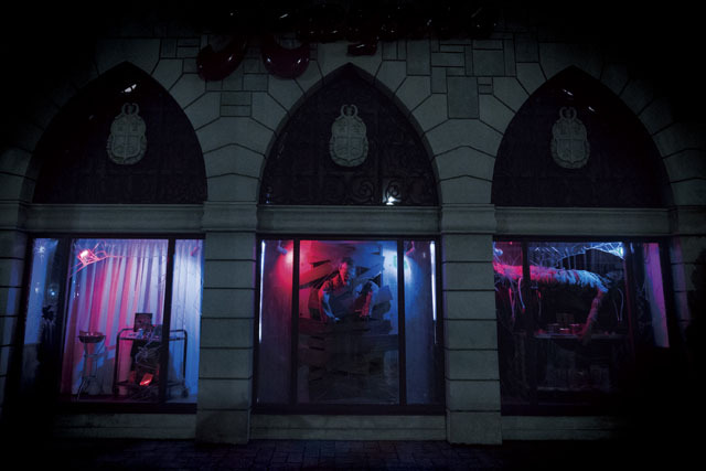 ユニバーサル・スタジオ・ジャパンで味わえる“超・恐怖体験”／店内までホラー仕様に