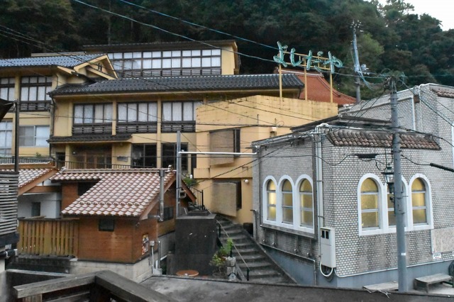 思わず写真と撮りたくなる温泉街の風景
