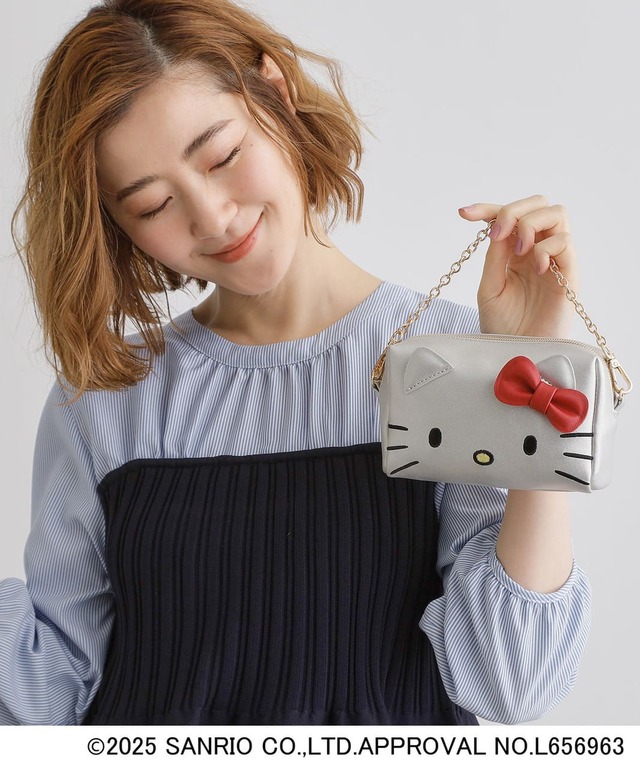 【grove×ハローキティ「フェイス刺繍チェーン付きポーチ」￥3,627】ハローキティのお顔が大きく刺繍されたポーチ