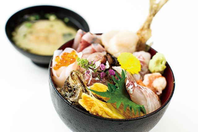 神奈川・小田原漁港の絶品魚／魚市場食堂　特海鮮丼—1700円 ※4月より価格改定予定