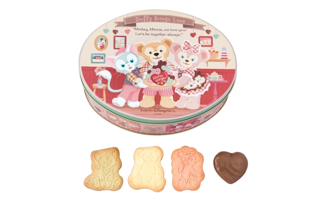 アソーテッド・クッキー ¥1,200 ※縦約16cm × 横約21cm × 高さ約7cm 内容量15個：バタークッキー（ダッフィー型）3個、ストロベリークッキー（シェリーメイ型）3個、グリーンアップルクッキー（ジェラトーニ型）3個、ミルクチョコレートカバード・チョコレートクッキー（赤色袋）6個｜東京ディズニーシー「スウィート・ダッフィー」スペシャルグッズ（2017年）