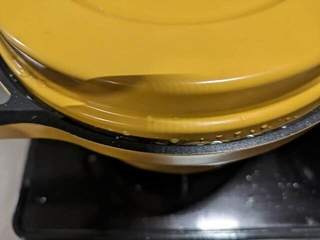 【アイリスオーヤマ 無加水鍋 COTOCO （MKSN-S20）】蓋が軽い分、沸騰すると蒸気と水分が逃げてしまうのでごく弱火に調整することが重要