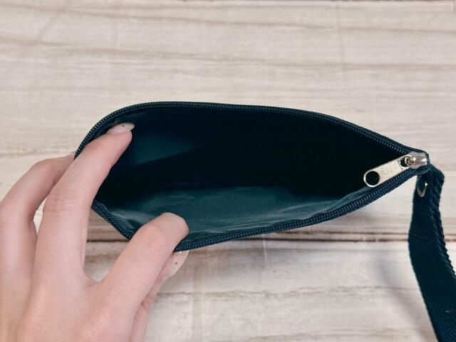 内側はポケットなどはないシンプルなつくり