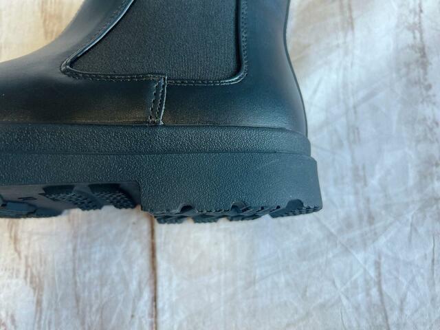 ソールの高さがしっかりあるので水たまりも安心
