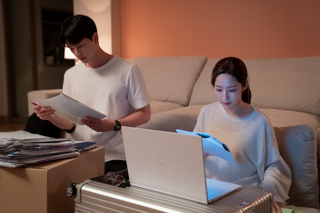 Netflixシリーズ『気象庁の人々: 社内恋愛は予測不能?!』独占配信中