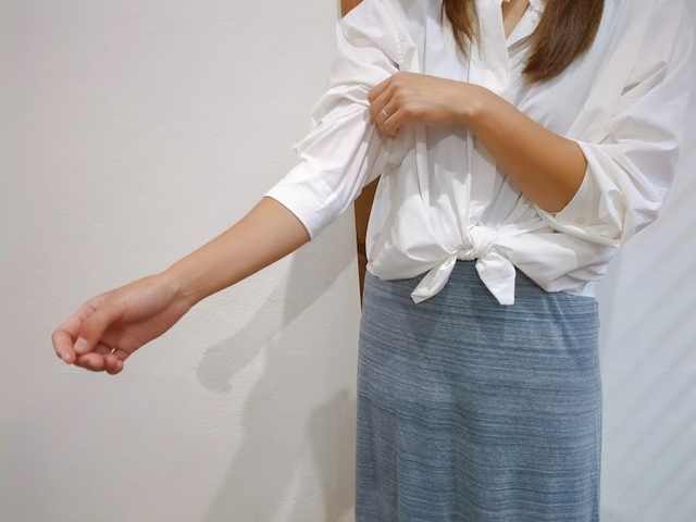 【ワークマン レディースシーンレスシャツ】ボタンを閉じたまま袖を引っ張り上げれば落ちてきません