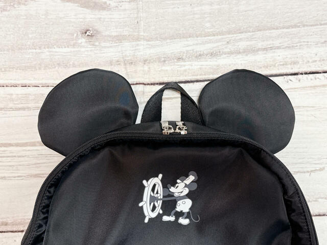 背中からぴょこっと覗くミッキーのお耳デザインが超キュート!