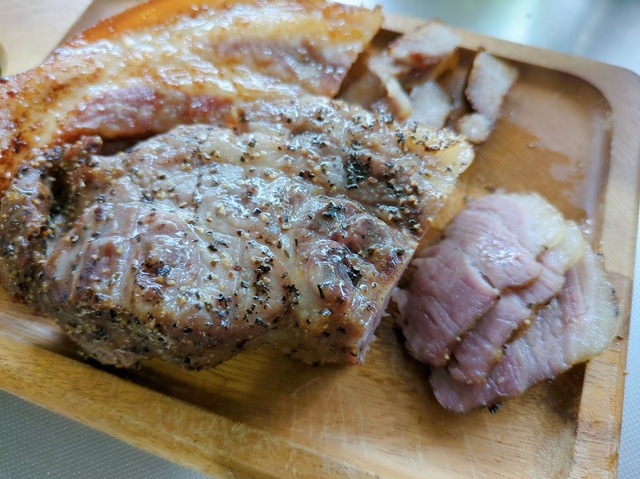 【ダイソーグッズで自家製ベーコン作り】シチリア産岩塩＋あらびきコショーの豚肩ロースベーコンは最も定番のシンプルな味わいで、噛むほどにうまみがある