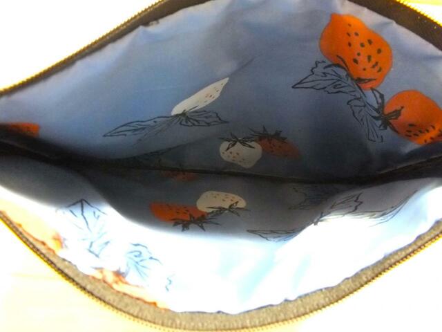 【カルディいちごバッグセット】中はいちごバッグと同じ柄が！