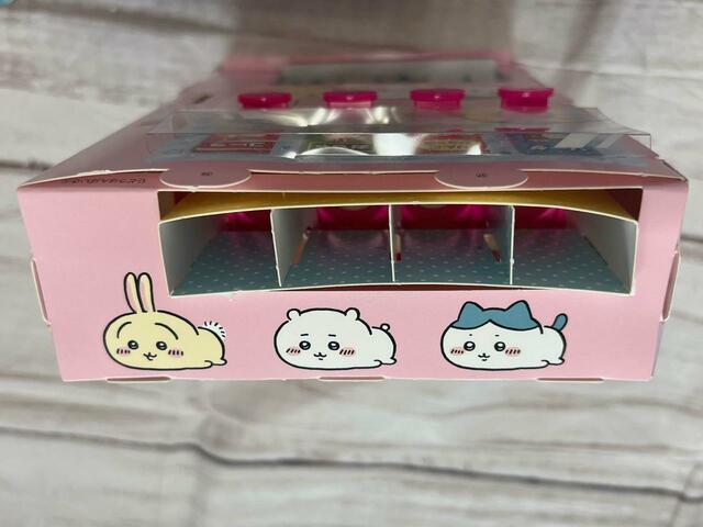 【付録 ちいかわ自動販売機】組み立てた本体に、「じどうはんばいき4」のパーツを取り付けます