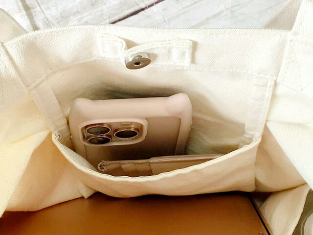 吊り下げポケットにはスマホと財布代わりのフラグメントケースをイン