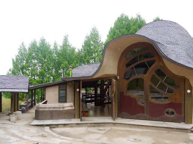 「子ども劇場」の2階部分。屋根の形も扉も全てが可愛い!