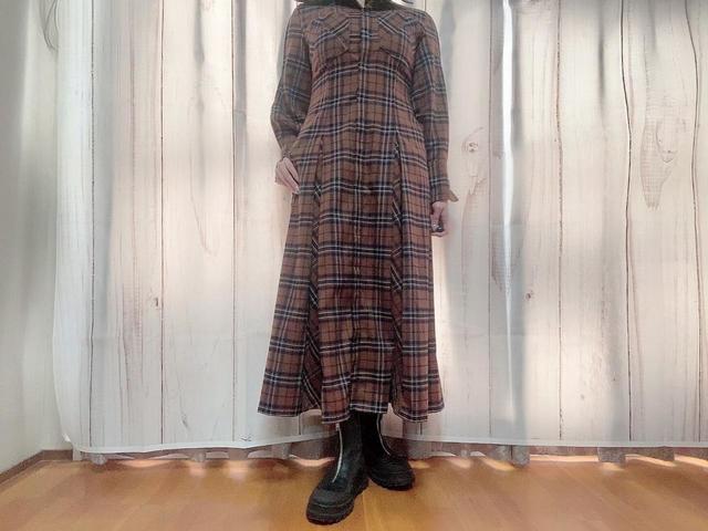 【ZARA】ワンピースにあえてハードなデザインのブーツを合わせるのがおすすめ