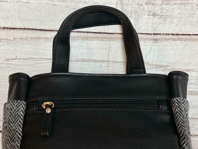 ファスナーポケット付きで便利！