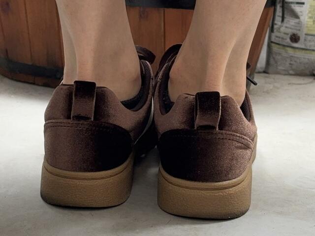 【GU ベロアスニーカー】履き始めは少しパカパカする感じも。靴紐をしっかり締めればOK◎