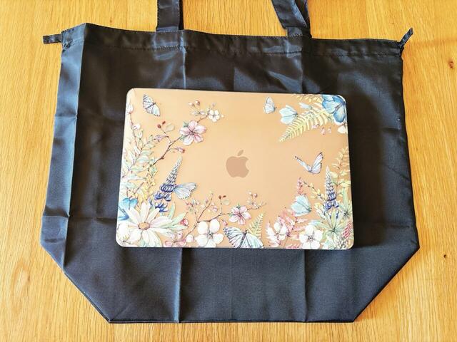 【AOKI＆PEANUTSコラボ スヌーピーポケッタブルトートバッグ】サイズは約横49.5×高さ40×マチ19.5cm（持ち手含まず）。ノートPCも入ります