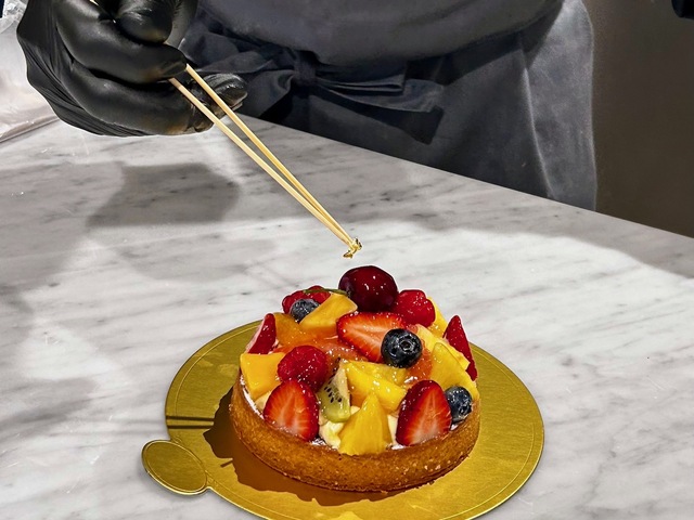 【Atelier Y】フルーツの上に金箔をあしらいます。仕上げにエディブルフラワーをそえれば完成