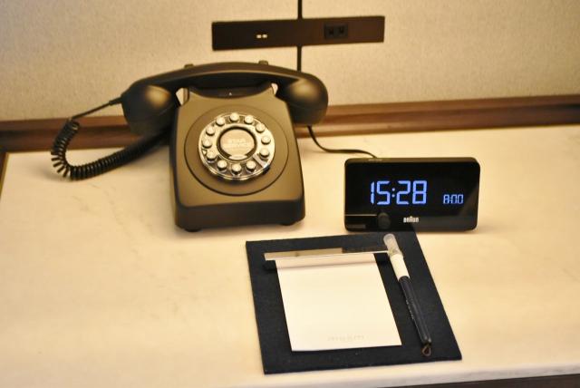 レトロな黒電話は実はプッシュホン