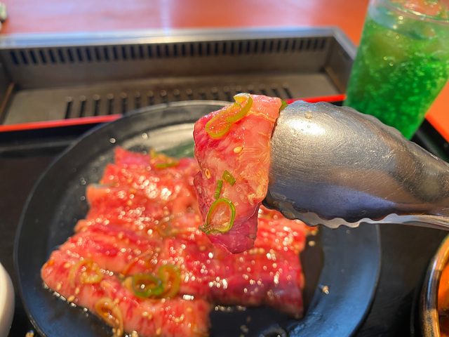 見事なサシの入った黒毛和牛の切り落とし。 